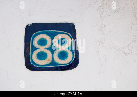 Numero 88 sulla parete di casa a Santorini, Grecia Foto Stock