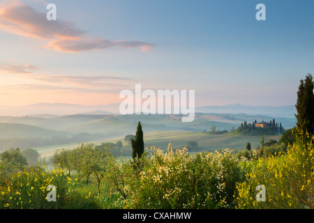 La luce del sole alle prime luci dell'alba sul Belvedere di villa in Toscana a San Quirico d'Orcia Foto Stock