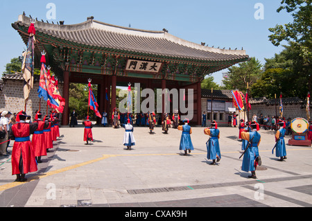 Cambio della guardia reale cerimonia al Palazzo Deoksugung, Seoul, Corea Foto Stock