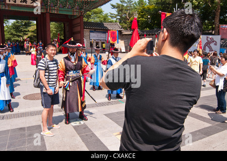 I turisti per scattare delle foto della guardia reale a Palazzo Deoksugung, Seoul, Corea Foto Stock