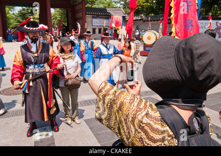 I turisti per scattare delle foto della guardia reale a Palazzo Deoksugung, Seoul, Corea Foto Stock