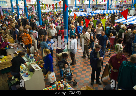 Navigazione persone bancarelle del mercato hall durante Abergavenny Food Festival Foto Stock