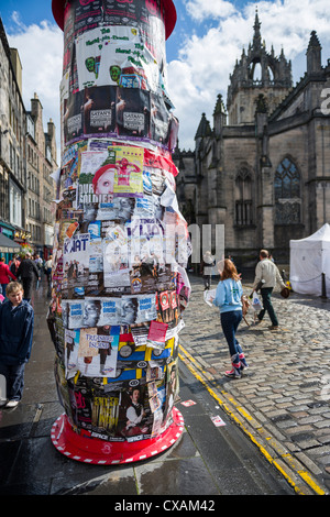 Mostra poster post di copertura sul Royal mile all'2012 International Edinburgh Fringe Festival di Edimburgo, Scozia, Regno Unito Foto Stock