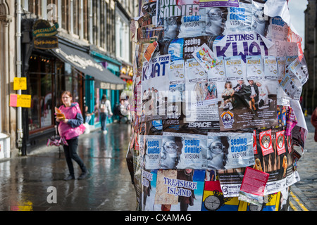 Mostra poster post di copertura sul Royal mile all'2012 International Edinburgh Fringe Festival di Edimburgo, Scozia, Regno Unito Foto Stock