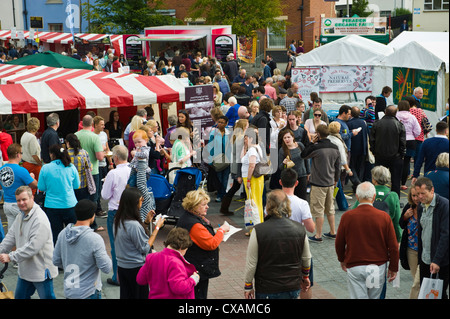 Una folla di gente che la navigazione cibo all'aperto si spegne durante Abergavenny Food Festival Foto Stock