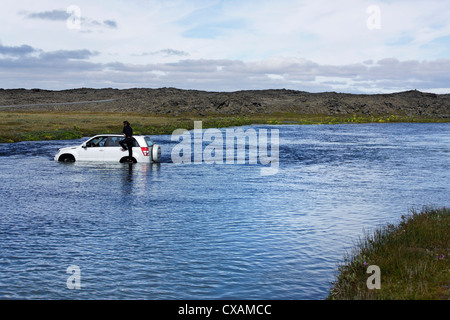 4WD bloccato nel fiume Lindaá, highlands centrali, Askja, Islanda Foto Stock