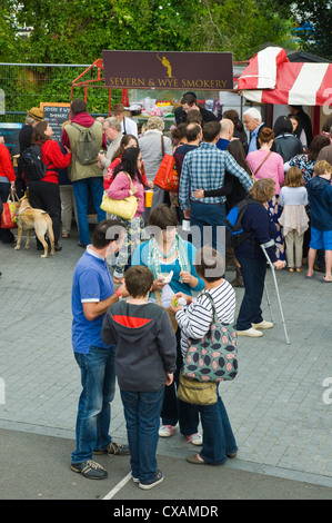 Una folla di gente che la navigazione cibo all'aperto si spegne durante Abergavenny Food Festival Foto Stock
