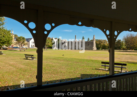 'I poliziotti casa' o 'casa normanna' parte di Christchurch Castle rimane da tutto il Kings Arms bowling green, Dorse Foto Stock