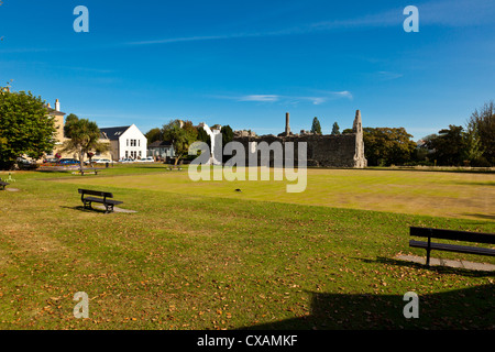 'I poliziotti casa' o 'casa normanna' parte di Christchurch Castle rimane da tutto il Kings Arms bowling green, Dorse Foto Stock