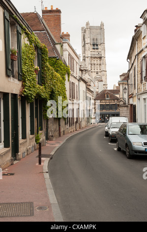 Scena di strada con la chiesa in background nella cittadina francese di Auxerre. Foto Stock