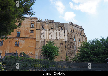 Vista esterna del Palazzo dei Normanni di Palermo in Sicilia visto dalla piazza Indipendenza Foto Stock