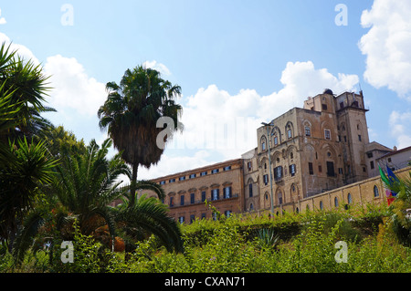 Vista esterna del Palazzo dei Normanni di Palermo in Sicilia visto attraverso gli alberi di Villa Bonanno Foto Stock