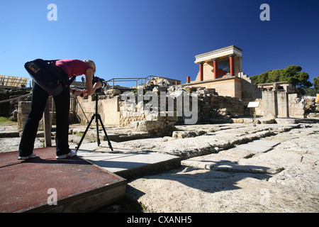 Knossos, giovane donna fotografato i resti del palazzo Foto Stock