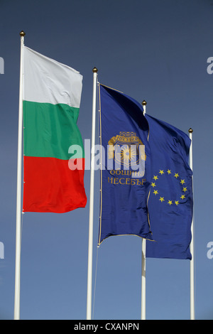 Nessebar, bandiera nazionale della Bulgaria bandiera di Nessebar e la bandiera dell'Unione europea nel vento Foto Stock