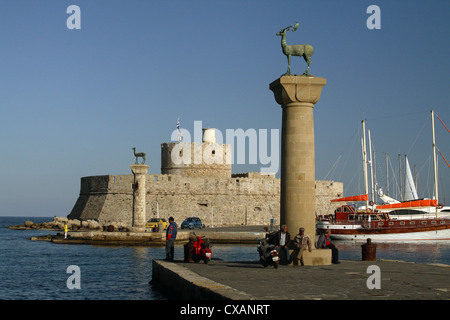 Rhodes, ingresso al porto di Mandraki con Fort Nikolaos Foto Stock