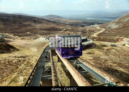 In salita auto è in procinto di passare la discesa sulla vettura del Cairngorm funicolare, Cairngorms, Scotland, Regno Unito, Europa Foto Stock