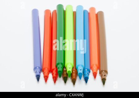 Pila di colori misti con punta in feltro penne Foto Stock