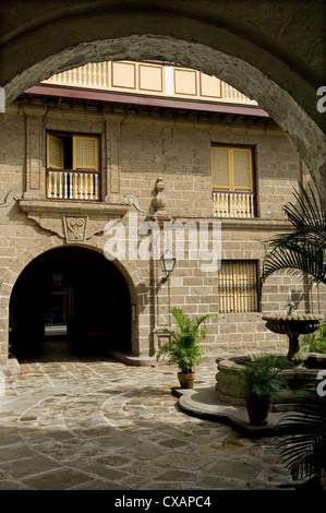 Cortile della Casa di Manila, la ricostruzione di un esempio di Bahay na bato, la classica casa filippino, ora un museo, Intramuros, Manila Foto Stock