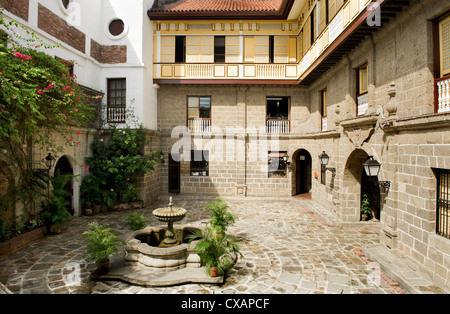 Cortile della Casa di Manila, la ricostruzione di un esempio di Bahay na bato, la classica casa filippino, ora un museo, Intramuros, Manila Foto Stock