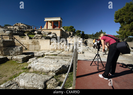 Knossos, giovane donna fotografato i resti del palazzo Foto Stock