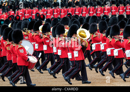 Soldati a Trooping il colore 2012, la regina il compleanno, sfilata delle Guardie a Cavallo, Whitehall, London, England, Regno Unito Foto Stock