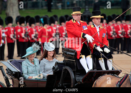 La duchessa di Cornovaglia e la Duchessa di Cambridge, Trooping il colore 2012, la regina il compleanno Parade, Whitehall, Londra Foto Stock