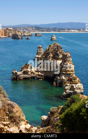 Scogliere vicino a Praia Dona Ana, Lagos, Algarve, Portogallo, Europa Foto Stock