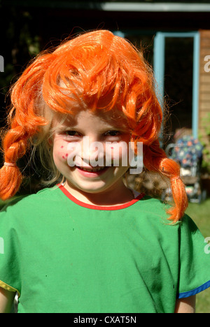 Giovane ragazza vestita come Pippi Calzelunghe per la festa di Halloween  Halloween sulla piazza Corydon Indiana Foto stock - Alamy