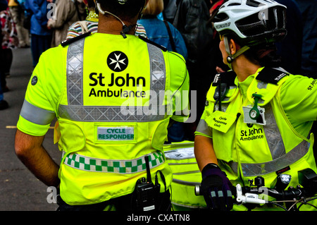 Primo piano dei soccorritori dell'unità di risposta del ciclo di ambulanza St John soccorritori lavoratori in servizio Inghilterra Regno Unito Regno Unito Gran Bretagna Foto Stock