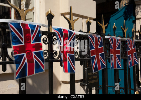 Primo piano della bandiera Union Jack legata alle ringhiere Del Mansion House York North Yorkshire Inghilterra Regno Unito Regno Unito Gran Bretagna Foto Stock