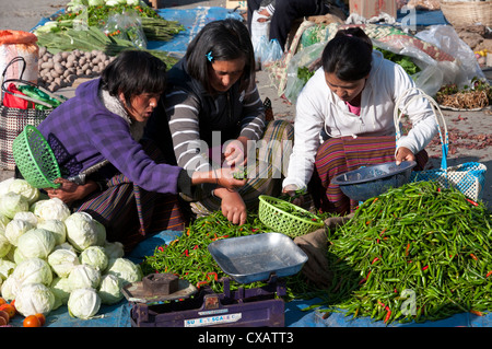 Domenica settimanale mercato alimentare. Paro, Bhutan, Asia Foto Stock