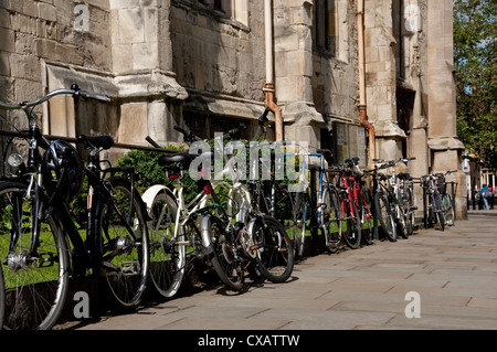 Fila di biciclette biciclette biciclette biciclette fissate alle ringhiere nel Centro città York North Yorkshire Inghilterra Regno Unito GB Gran Bretagna Foto Stock