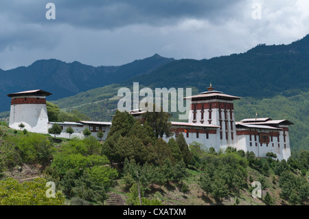 Vista del Dzong in Bumthang, Bhutan, Asia Foto Stock