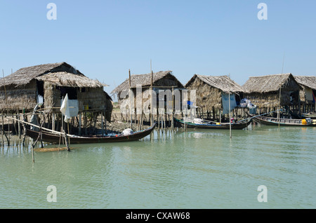 Capanne di bambù e barche lungo una via navigabile, delta di Irrawaddy, Myanmar (Birmania), Asia Foto Stock