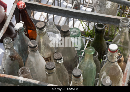 Primo piano del vecchio biberon di vetro in un latte cassa Foto Stock