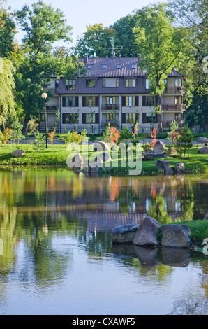 Giardino in stile Giapponese durante il periodo autunnale Foto Stock