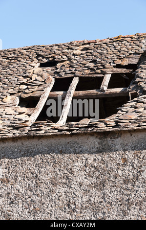 Il vecchio fienile edificio con tetto di tegole in stato di collasso a Laval vicino Pradinas Aveyron Midi-Pirenei Francia Foto Stock