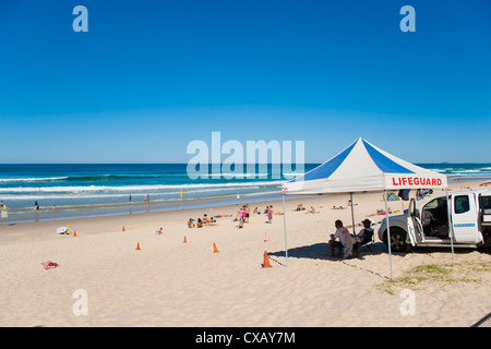 Surfers Paradise Beach e bagnini a Surfers Paradise, Gold Coast, Australia Pacific Foto Stock