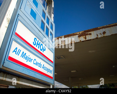Un vuoto e rotture di prezzo visualizzare firmare al di fuori di una negligente British Petrol Station Foto Stock