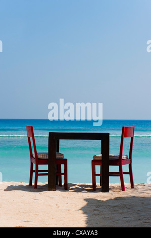 Tavolo e sedie a sdraio sulla spiaggia presso un ristorante, Gili Trawangan, isole Gili, Indonesia, Asia sud-orientale, Asia Foto Stock