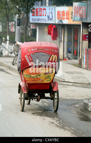 Suzhou, rickshaw con annunci per McDonalds Foto Stock