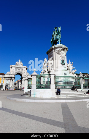 Praca do Comercio con la statua equestre di Dom Jose e Arco da Rua Augusta, Baixa, Lisbona, Portogallo, Europa Foto Stock