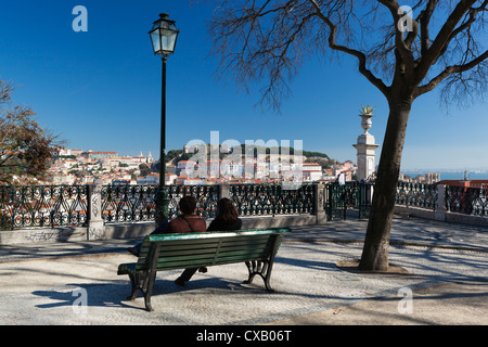 Vista sulla città da Miradouro de Sao Pedro de Alcantara, Bairro Alto, Lisbona, Portogallo, Europa Foto Stock
