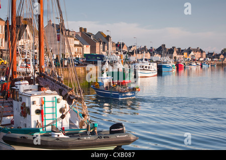 La Fleur de Lampaul, e la piccola barca nel porto di Saint Vaast La Hougue, penisola del Cotentin, in Normandia Foto Stock