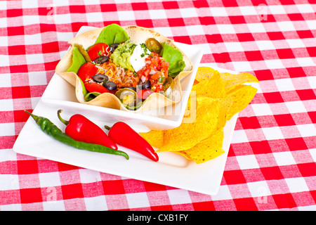 Taco insalata in una tortilla cotta su una tovaglia Foto Stock