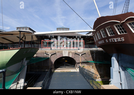 Dock di tabacco un grado che ho elencato magazzino a Wapping, Docklands di Londra, Regno Unito. Foto Stock
