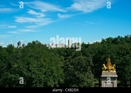 Bronzo dorato statua in cima USS Maine monumento nazionale, a sud ovest di ingresso al Central Park di New York, NY, USA Foto Stock