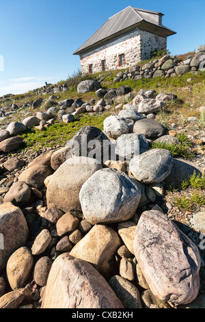 Casa di pietra sulla spiaggia rocciosa. Il Bolshoi Zayatsky isola, isole Solovetsky, il Mare Bianco, Carelia, la Russia. Foto Stock