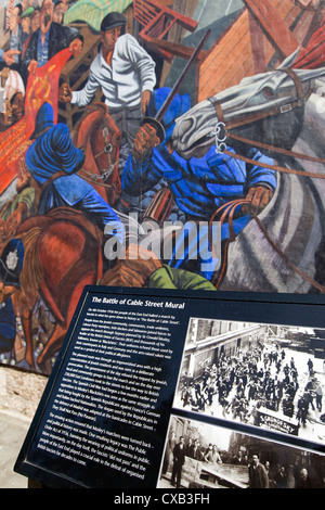 La battaglia di Cable Street murale creato dall'artista Dave Binnington, Londra, Inghilterra, Regno Unito. Foto Stock