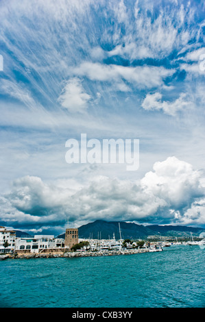 Drammatica nubi su Puerto Banus vicino a Marbella, Spagna meridionale Foto Stock